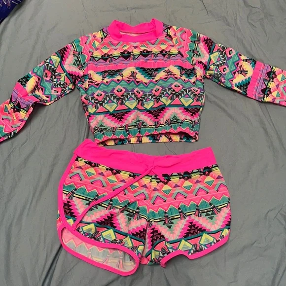 2 piece. Cropped rash guard and matching shorts - Picture 1 of 4